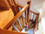 Schmale Wendeltreppe aus Holz